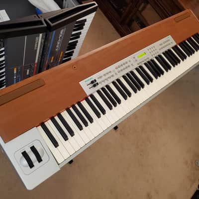 MUST SEE!!! SUZUKI SS100 STAGE PIANO FULLY INSPECTED, SERVICED AND IN AMAZING CONDITION! image 8