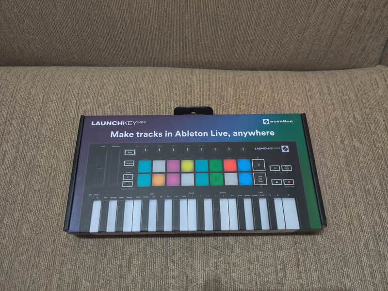 Novation Launchkey Mini MKIII MIDI Keyboard Controller 2019 - Present - Black image 1