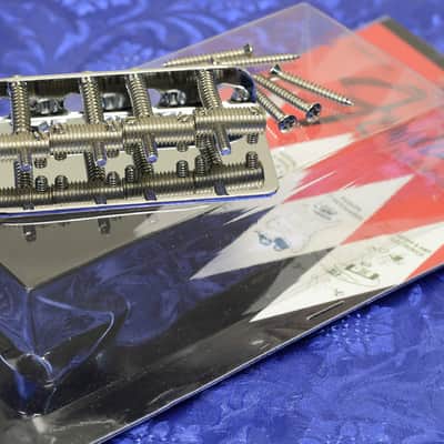 Fender Threaded Saddle Bass Bridge Assembly, 0990804100 image 1