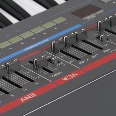 Roland Juno-106 Programmable Polyphonic Synthesizer with 6 new voice chips (serviced) imagen 11