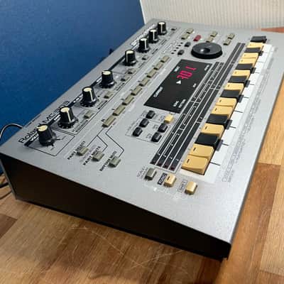 Roland MC-303 Classic Groovebox - Silver image 4