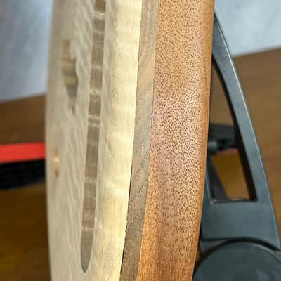 high end Offset Bass Body Unfinished Deep Curly Maple Top / Walnut Accent/ Solid One-piece Mahogany Back- limited Luthier Supply R2 imagen 10