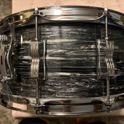 Ludwig LS403 Classic Maple 6.5x14" 10-Lug Snare Drum 2012 - Present - Vintage Black Oyster Pearl - like new image 6