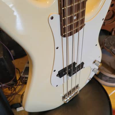 Peavey International Milestone II 4-String Bass Guitar image 3