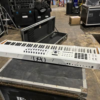 Arturia KeyLab 88 MkII MIDI Controller 2019 - Present - White image 3