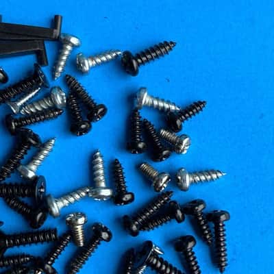 NI KOMPLETE S25 MK1 MIDI Keyboard Part: Random Body Shell & PCB Screws image 4