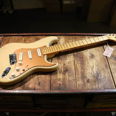 Fender American Deluxe Stratocaster V-Neck with Maple Fretboard 2004 - 2010 - Honey Blonde image 2