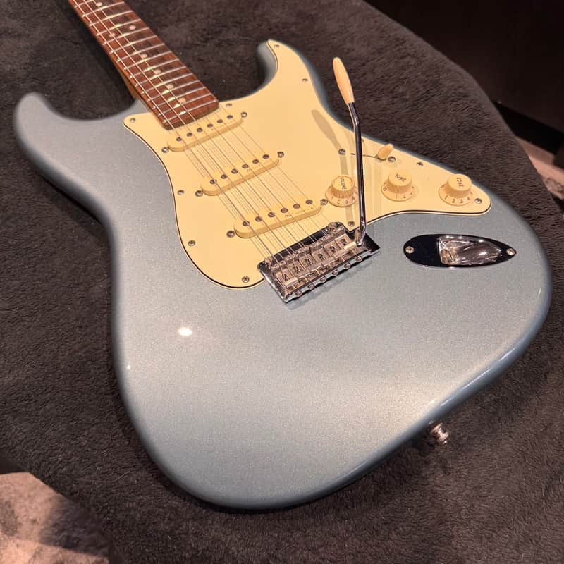 Fender Deluxe Roadhouse Stratocaster with Pau Ferro Fretboard 2018 - 2021 - Mystic Ice Blue