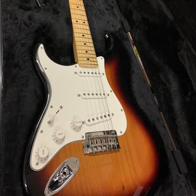 Fender Player Stratocaster Left-Handed with Maple Fretboard 2019 - Present - 3-Color Sunburst image 2