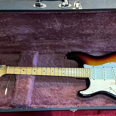 Fender American Standard Stratocaster with a maple Fretboard 1998 - 2002 3-Color Sunburst image 9