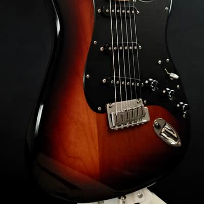 Fender Player Stratocaster with Maple Fretboard 2018 - 2024 - 3-Color Sunburst image 3