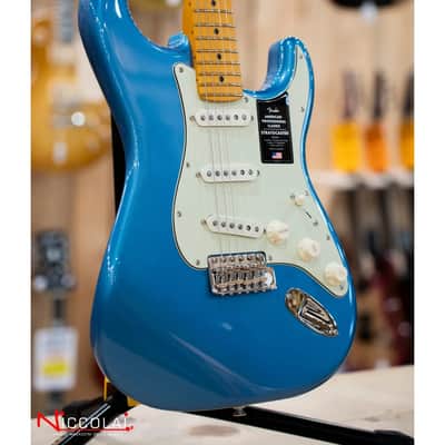 Fender American Professional Classic Stratocaster, Maple Fingerboard, Faded Lake Placid Blue image 3