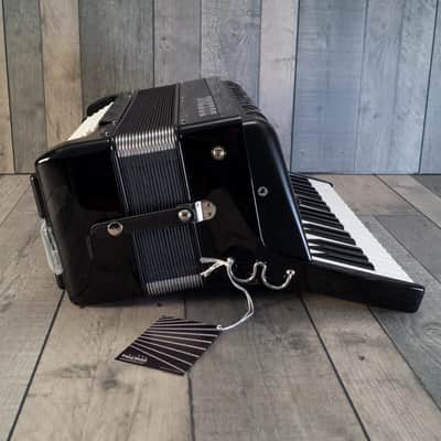 Hohner Bravo III Chromatic 80 Bass Piano Accordion Black + Bag, Straps image 7