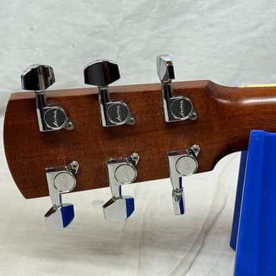 Larrivee 05 Select Series OMV-05 omv05 Single Cutaway Acoustic Guitar with Case -- *Split in Top / Cracks* image 9