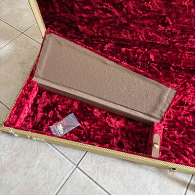 Fender P-Bass Tweed Hard case Red Velvet interior image 6