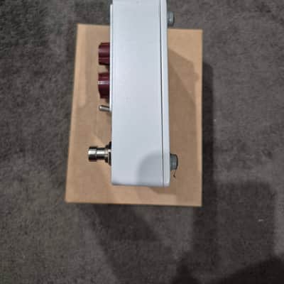 Hudson Electronics Broadcast-AP Ariel Posen Signature 2019 - Present - White image 4