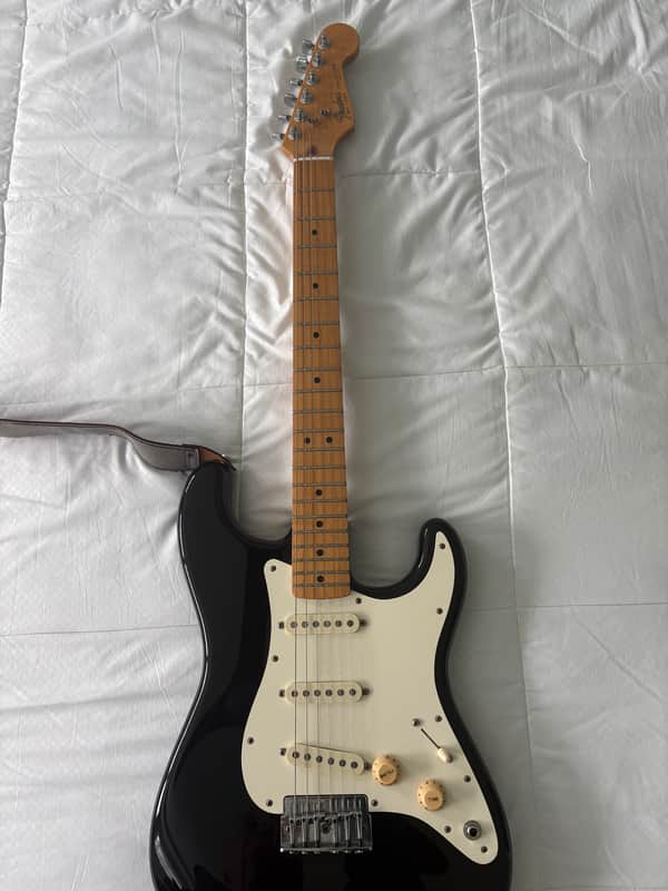 Fender Stratocaster 1983 - Black with Maple fretboard image 1