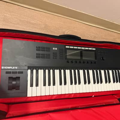 Includes Case! Native Instruments Komplete Kontrol S49 Mk2 2010s - Black image 2