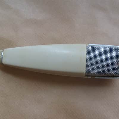 Sennheiser MD 421 Cardioid Dynamic Microphone image 5