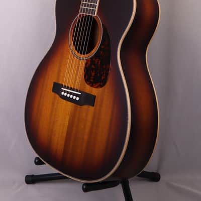 Larrivee OM-40-MH-0-0-M-00-0-99: OM-40 Mahogany Top, back and sides, Vintage Burst & Pyramid Bridge 2026 image 5