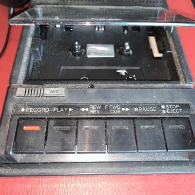 Vintage 1980’s Sanyo slim 3 cassette tape recorder image 2