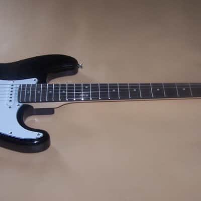 Donner DST 39 Inch Full-Size Solid Body Strat Style Electric Guitar w/Gig Bag image 3