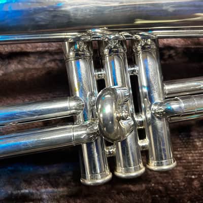 YAMAHA YFH-2310S Standard Flugelhorn; key of Bb; .445" bore; 6" yellow-brass bell Silverplated image 10