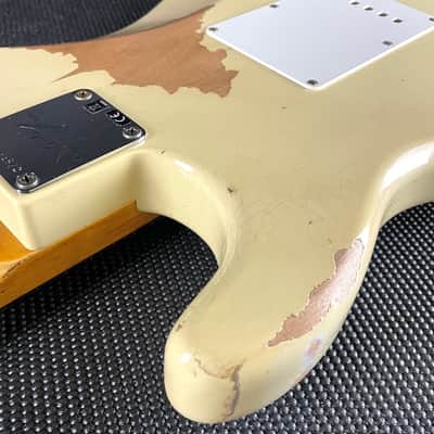 Fender Custom Shop 1967 Stratocaster, Heavy Relic- Aged Vintage White image 11