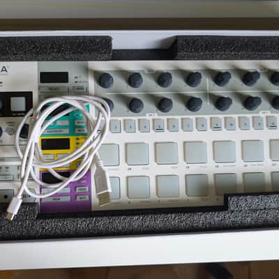 Arturia BeatStep Pro MIDI Controller 2017 - Present - White image 7