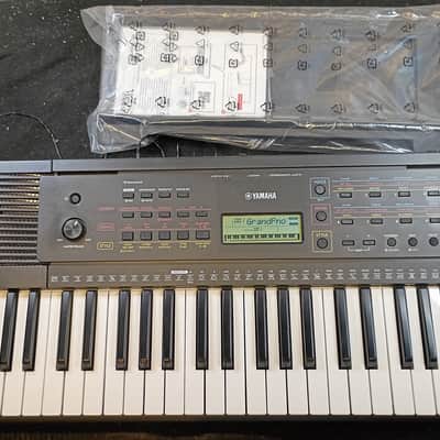 Yamaha PSR-E273 61-Key Arranger Keyboard 2020 - Present - Black image 1