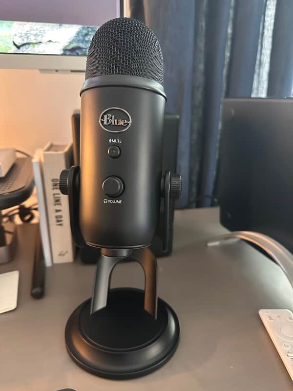 Blue Yeti Multipattern USB Microphone 2010s - Black image 1