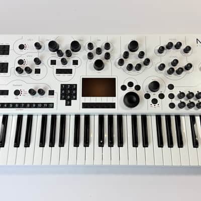 Modal Electronics 002 12-Voice Analogue-Digital Hybrid Synthesizer (Boxed / Warranty)