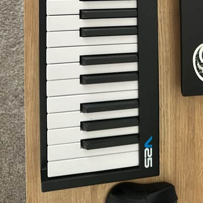 Alesis V25 25-key USB MIDI Controller with Beat Pads 2017 - 2022 - Black image 2