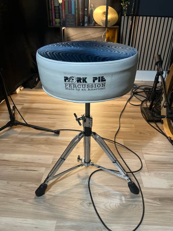 Pork Pie Round Drum Throne - Blue suede/white leather Bild 1