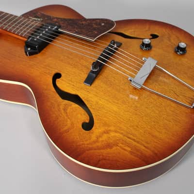 Godin 5th Avenue Kingpin Cognac Burst image 7
