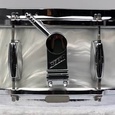Gretsch 18/12/12/14/5.5x14" 60's Round Badge Bop Drum Set - White Satin Flame image 24