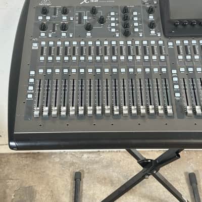 Behringer X32 40-Input 25-Bus Digital Mixing Console image 4