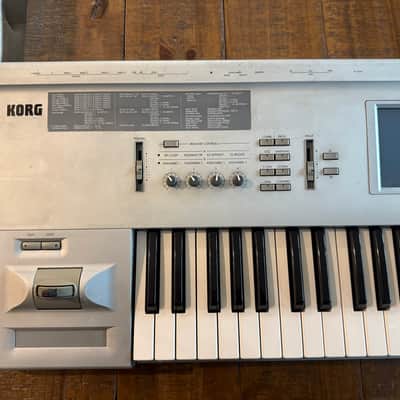 Korg Triton Classic 61-Key Workstation Synthesizer Silver image 5
