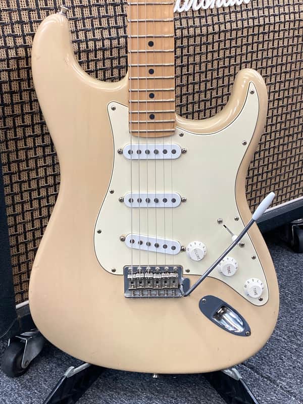 Fender Highway One Stratocaster with Maple Fretboard 2006 - 2009 - Honey Blonde Transparent