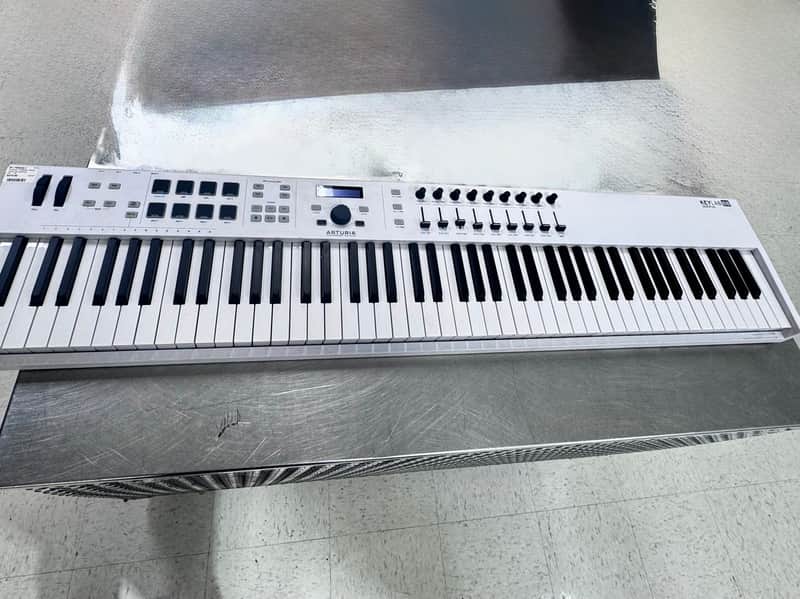 Arturia KeyLab Essential 88 MIDI Controller 2020 - Present - White image 1