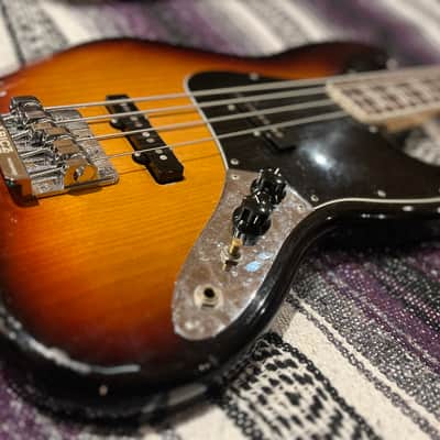 Fender Classic Series '70s Jazz Bass 2008 - 2016 - 3-Color Sunburst image 2