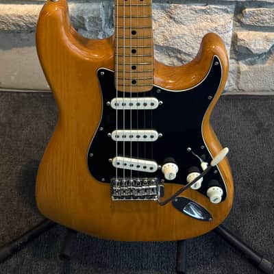 Fender Stratocaster with 3-Bolt Neck, Maple Fretboard 1975 - Natural image 1
