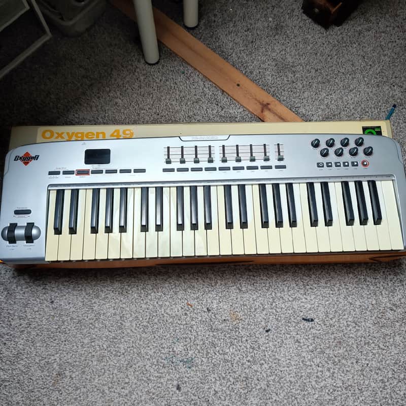 Immagine M-Audio Oxygen 49 MKI MIDI Keyboard Controller 2006 - 2009 - Silver - 1