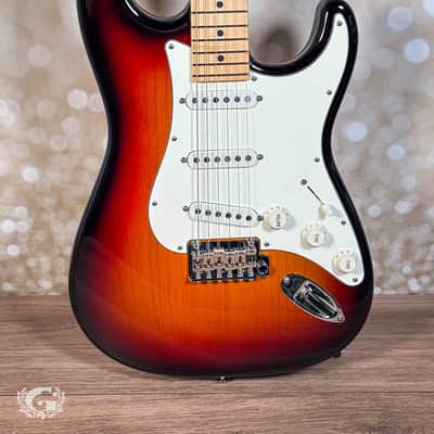 Suhr Classic S SSS Maple 2025 - 3 Tone Sunburst image 2