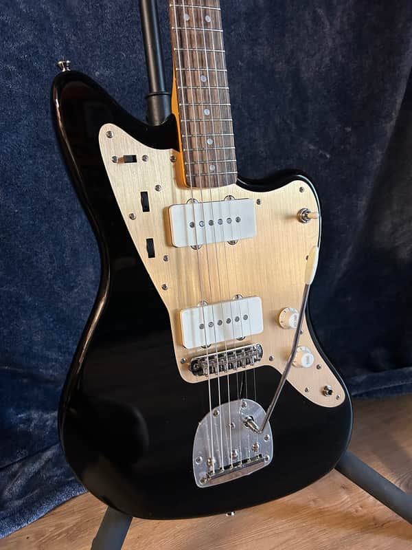 Squier Classic Vibe '60s Jazzmaster Black w/Gold Anodized Pickguard 2022 - Black image 1