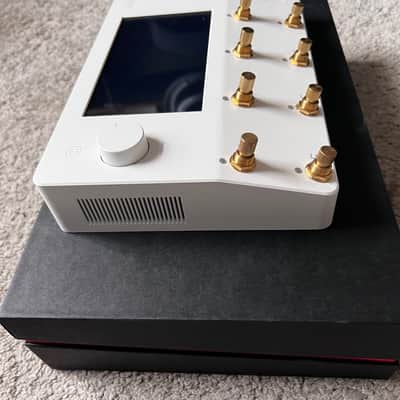 Neural DSP Quad Cortex 2021 - Present - Limited Edition White and Gold image 2
