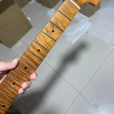 1 Large headstock 24 inch Round stainless steel 4a 22 frets Roasted flame Maple guitar neck 24inch hole 10mm Satin for JAGUAR body image 1