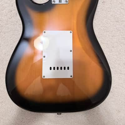 Squier Affinity Series Stratocaster with Maple Fretboard 2001 - 2021 - 2-Color Sunburst image 3