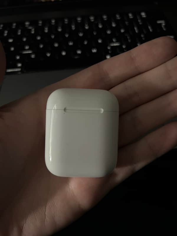 Apple AirPods 1st Gen 2016-2018 image 1