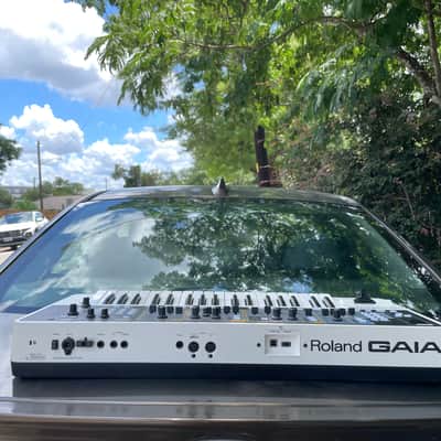 Roland SH-01 GAIA 37-Key Digital Synthesizer 2010 - 2012 - White image 6